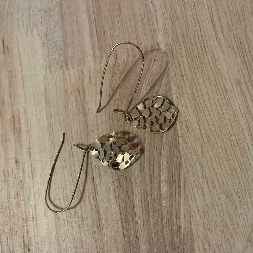 Women’s Gold Hammered Metal Teardrop Cutout Earrings